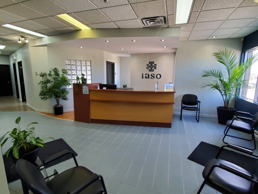 Salle d'attente bien éclairer de la clinique Chiroréseau - Polyclinique iaso Rimouski