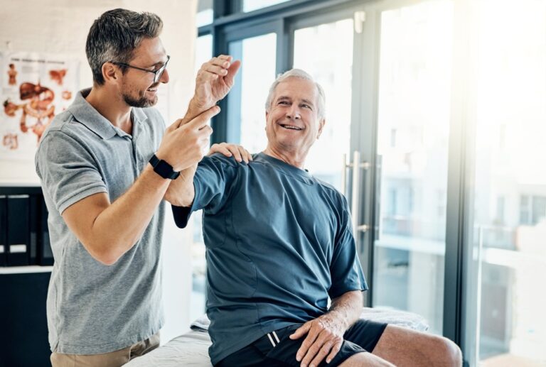 Image de :Les bienfaits des soins chiropratiques chez les aînés : Bouger sans douleur